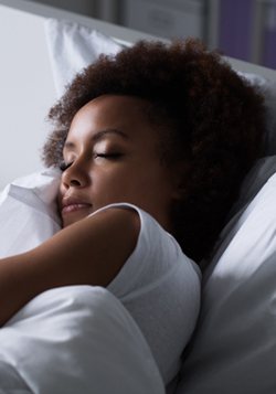 Woman sleeping peacefully after taking sleep apnea quiz