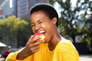 woman eating an apple to keep teeth white